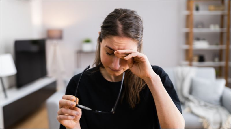 Khô mắt là dấu hiệu của tình trạng thiếu vitamin A