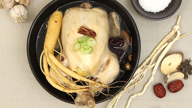 Canh gà hầm nhân sâm giúp thanh nhiệt và bồi bổ cơ thể