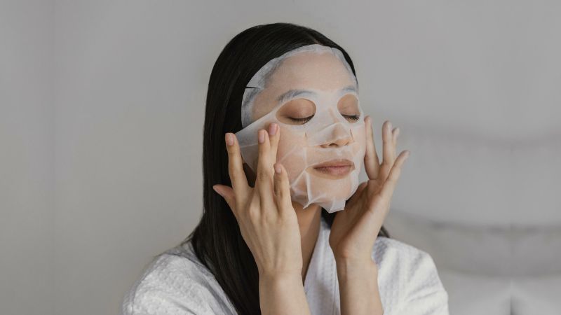 Đắp mặt nạ giúp da mềm mịn và căng bóng hơn