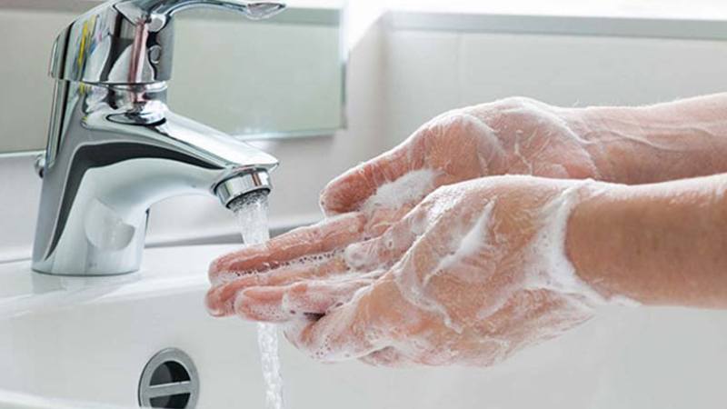 Vệ sinh tay thật kỹ bằng xà phòng trước khi nặn mụn