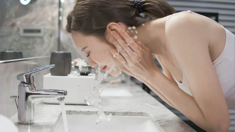 Rửa mặt 2 lần/ngày và sau khi đổ mồ hôi bằng nước ấm giúp ngăn ngừa mụn hiệu quả