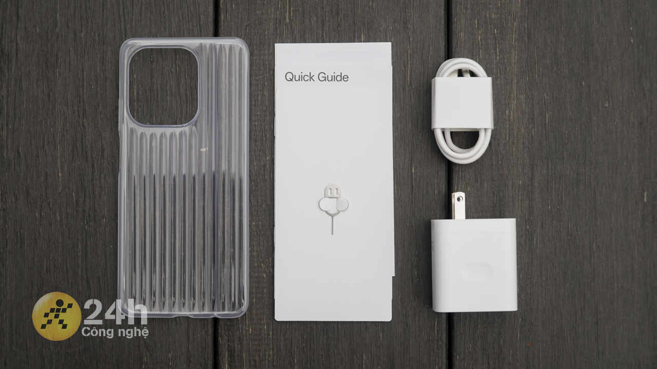 Bên trong hộp đựng OPPO A3 chứa đầy đủ những món phụ kiện cần thiết.
