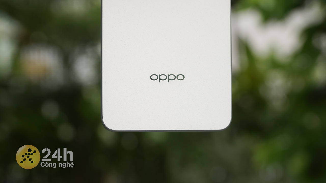 Mặt lưng OPPO A3 đi theo xu hướng tối giản với bề mặt được làm nhám nhẹ.