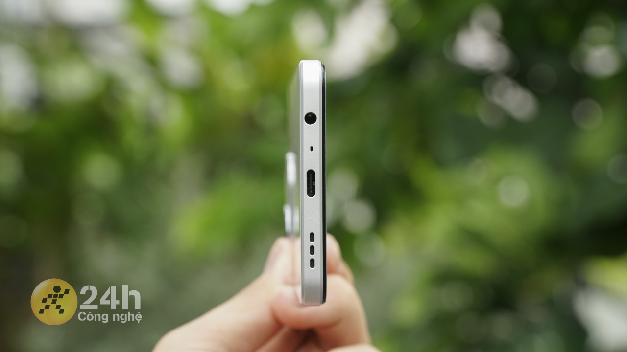 Cạnh đáy của OPPO A3 chứa mic, dải loa, cổng cắm dây tai nghe chuân 3.5 mm và cổng sạc USB-C. 