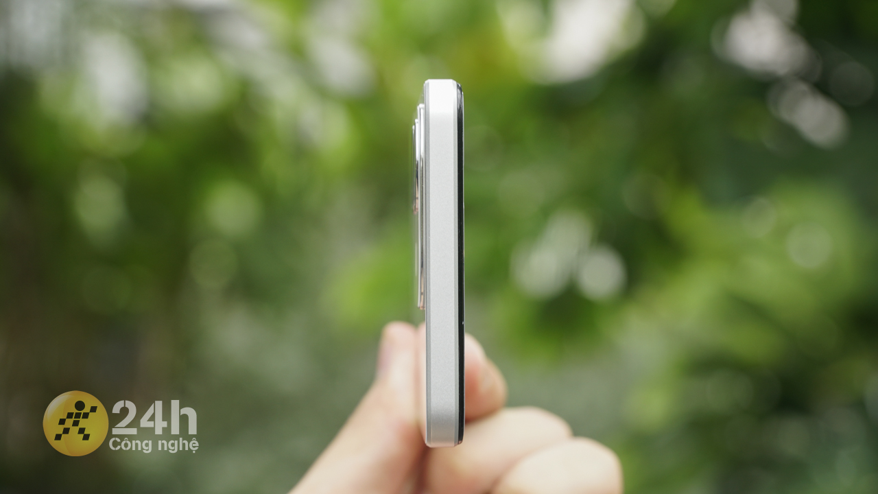 Cạnh trên OPPO A3 không được trang bị gì cả.