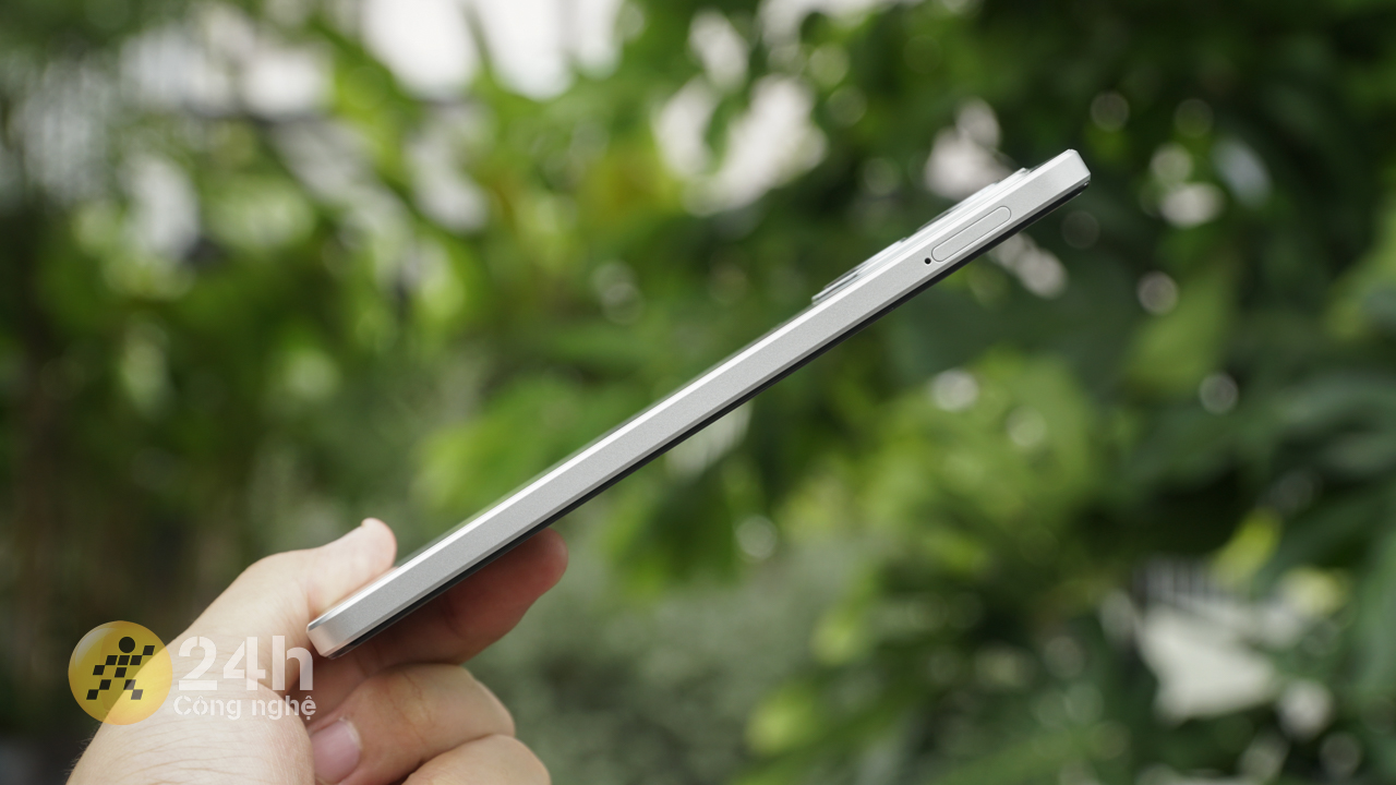 Cạnh trái của OPPO A3 chứa khe cắm SIM.