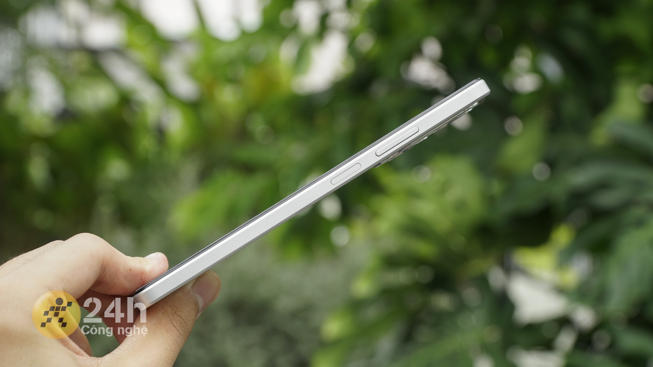 Cạnh phải của OPPO A3 chứa nút nguồn kiêm cảm biến vân tay và cụm phím tăng giảm âm lượng.