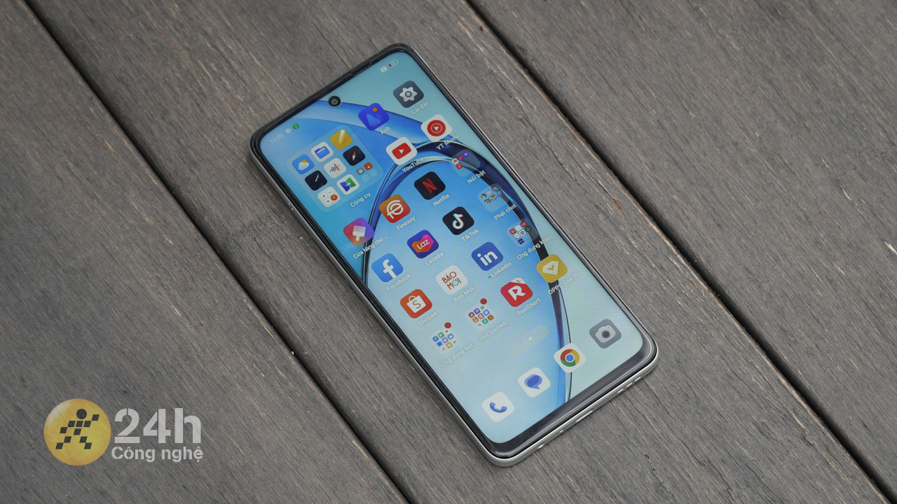 Màn hình OPPO A3 vừa có kích thước lớn, vừa có chất lượng hiển thị tốt.