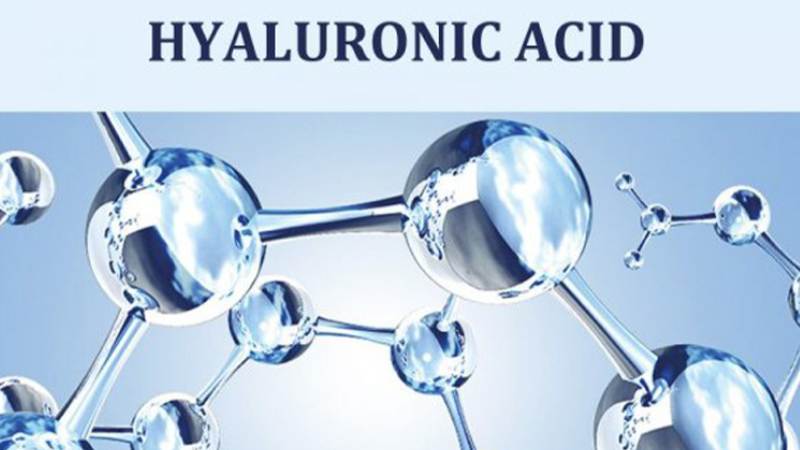 Chọn sữa rửa mặt có chứa hyaluronic acid giúp làm sạch mà không lấy đi độ ẩm cần thiết của da khô