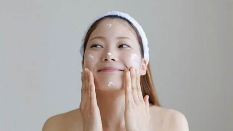 Bạn nên massage nhẹ nhàng vùng da bị mụn sau khi thoa kem để dưỡng chất thẩm thấu tốt hơn