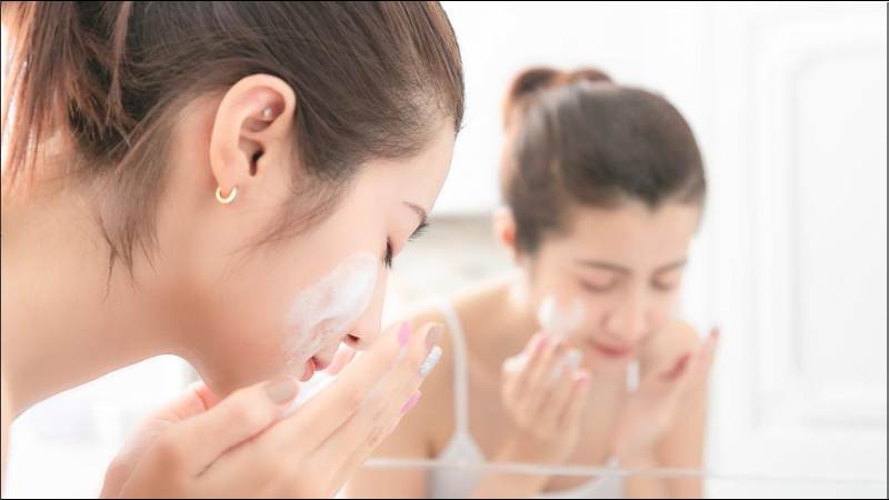 Việc làm sạch da là một bước quan trọng trong quá trình chăm sóc da mụn
