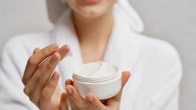 Chọn loại kem dưỡng ẩm không có mùi thơm nhằm tránh gây kích ứng cho làn da mụn