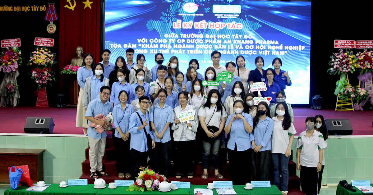 DS. Đỗ Hoàng Đông - Bộ phận Chuyên môn Dược An Khang tòa đàm cùng hơn 150 sinh viên khoa Dược Đại học Trường Đại học Tây Đô.