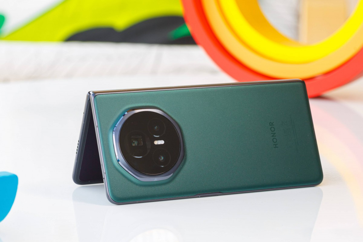 HONOR Magic V3 gây ấn tượng với người dùng bằng độ mỏng ấn tượng. Nguồn: GSMArena. HONOR Magic V3 gây ấn tượng với người dùng bằng độ mỏng ấn tượng. Nguồn: GSMArena.