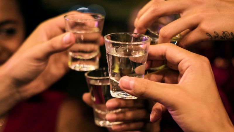 Rượu bia có thể làm tổn thương tế bào gan gây tăng men gan