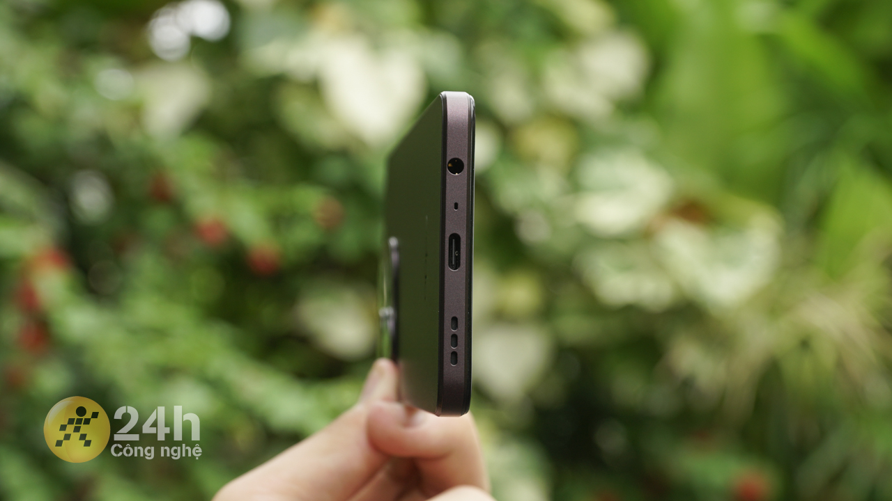 Cạnh đáy OPPO A3x chứa dải loa, mic, cổng cắm tai nghe chuẩn 3.5 mm và cổng sạc USB-C. Cạnh đáy OPPO A3x chứa dải loa, mic, cổng cắm tai nghe chuẩn 3.5 mm và cổng sạc USB-C.