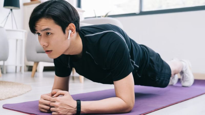 Khi tập plank cần ch&uacute; &yacute; giữ cho cơ thể lu&ocirc;n ở tư thế chuẩn 