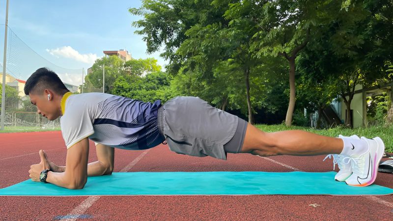 Khi thực hiện tư thế plank, c&aacute;c nh&oacute;m cơ phải phối hợp chặt chẽ để duy tr&igrave; thăng bằng