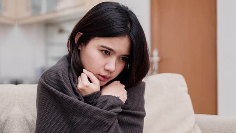 Trúng gió bắt đầu với cảm giác ớn lạnh bất thường dọc sống lưng