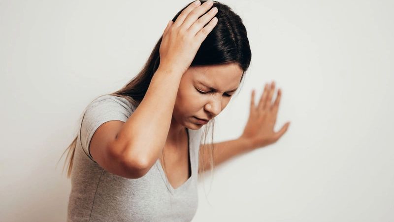 Nhức đầu, chóng mặt là triệu chứng thường gặp khi bị trúng gió