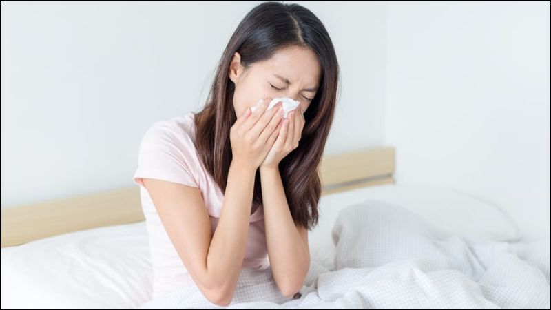Khi trúng gió, bạn có thể sẽ bị chảy nước mũi, hắt hơi và buồn nôn