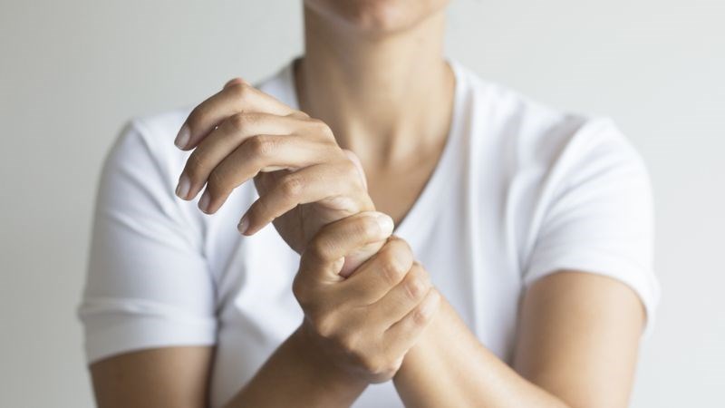 Trúng gió có thể khiến chân tay bị co cứng