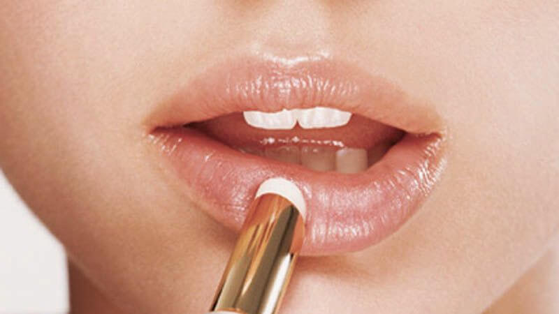 Son dưỡng môi là sản phẩm có dạng sáp mềm, giúp dưỡng ẩm và làm dịu tình trạng khô, nứt nẻ môi