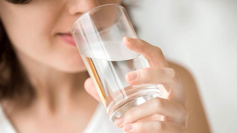 Uống đủ nước trong quá trình điều trị giúp cơ thể chuyển hóa và thải trừ thuận lợi hơn