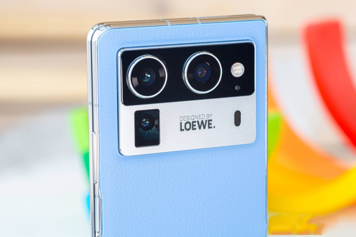 Cụm camera của TECNO Phantom V Fold2 được trang bị hệ thống camera chất lượng. Nguồn: GSMArena.