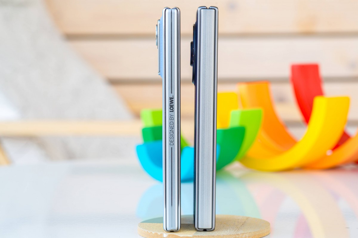 TECNO Phantom V Fold2 có cạnh viền bóng bẩy hơn nhiều so với TECNO Phantom V Fold. Nguồn: GSMArena.