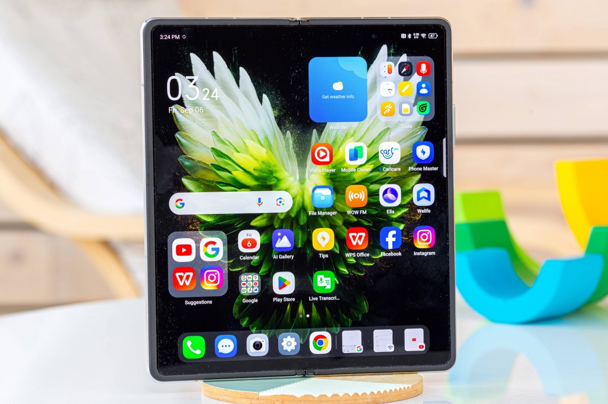 Màn hình chính của TECNO Phantom V Fold2 có chất lượng hiển thị sắc nét và còn hỗ trợ thêm bút cảm ứng. Nguồn: GSMArena.