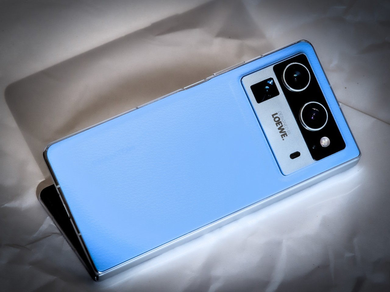 Mặt lưng của TECNO Phantom V Fold2 được bọc da sang trọng. Nguồn: Yanko Design.