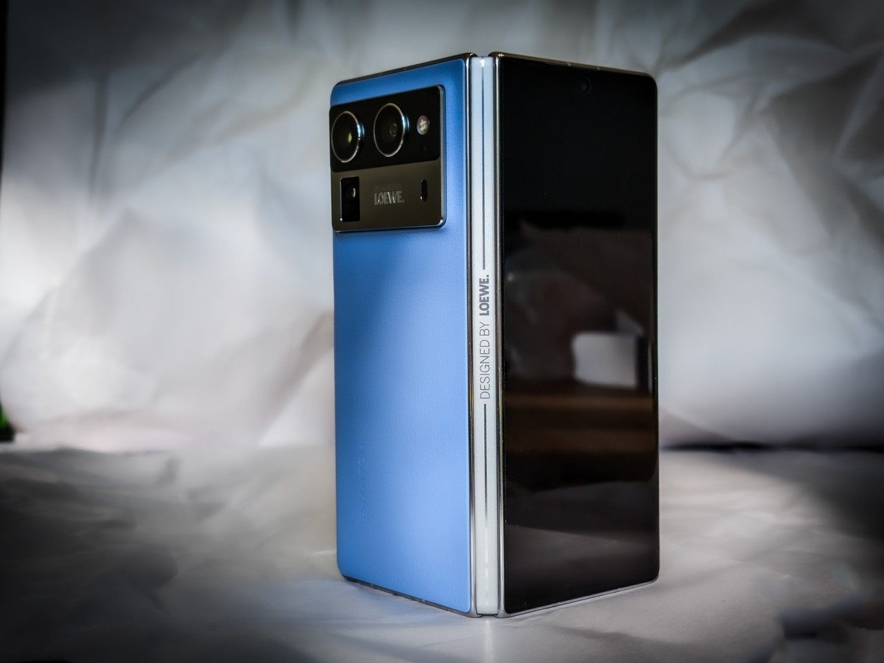 TECNO Phantom V Fold2 được thiết kế theo kiểu dáng cánh bướm tương tự thế hệ trước nhưng mỏng và nhẹ hơn. Nguồn: Yanko Design.