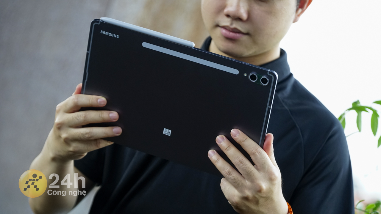 Galaxy Tab S10+ không có nhiều sự thay đổi về thiết kế so với Galaxy Tab S9+. Galaxy Tab S10+ không có nhiều sự thay đổi về thiết kế so với Galaxy Tab S9+.