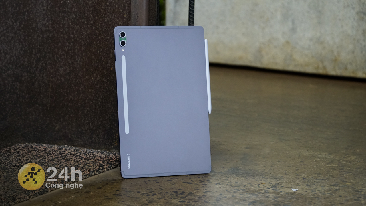 Galaxy Tab S10 Ultra không có nhiều sự thay đổi về thiết kế. Galaxy Tab S10 Ultra không có nhiều sự thay đổi về thiết kế.