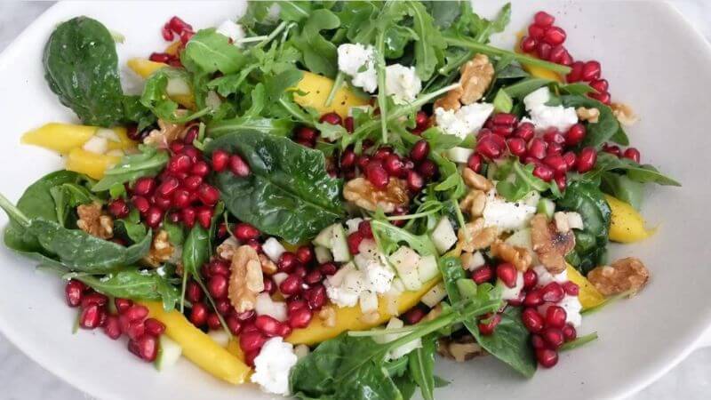 Salad cải Brussels kết hợp với lựu không chỉ giúp bổ sung vitamin mà còn cung cấp chất xơ và chất chống oxy hóa