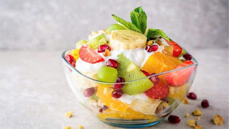 Bạn có thể thêm lựu vào ngũ cốc hoặc sữa chua như một bữa ăn nhẹ để giảm cân