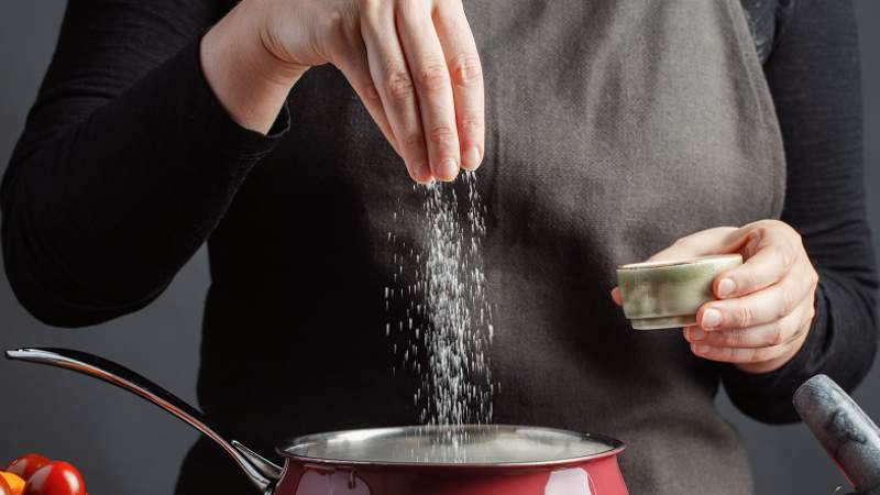 Ăn quá nhiều natri làm tăng nguy cơ giảm mật độ xương và loãng xương