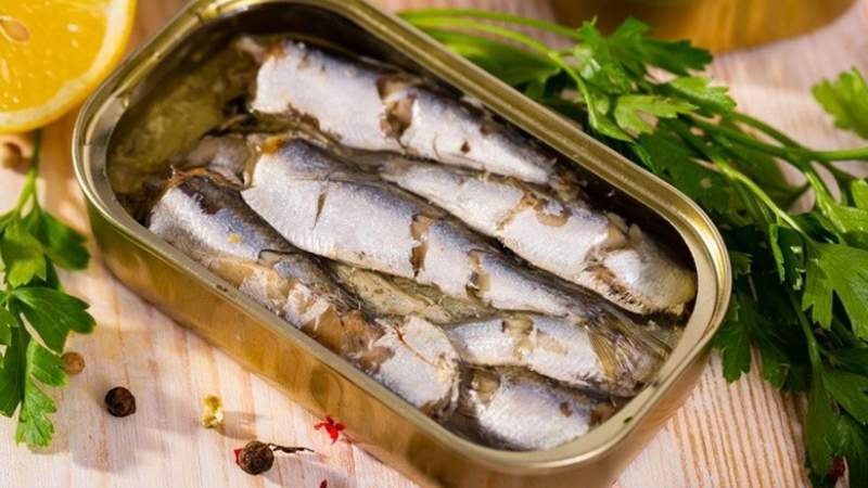 Cá mòi và cá hồi đóng hộp được xem là một trong những nguồn canxi tốt nhất