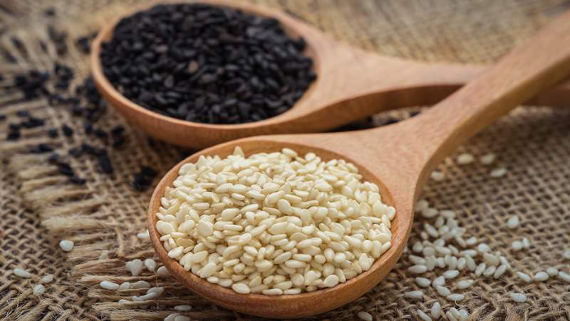 100g hạt vừng cung cấp khoảng 975mg canxi cho cơ thể