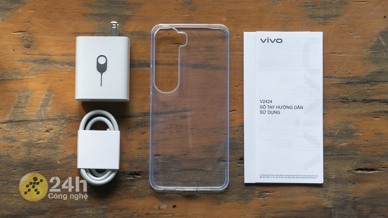 Bên trong hộp đựng Vivo V40 Lite chứa đầy đủ những món phụ kiện cần thiết. Bên trong hộp đựng Vivo V40 Lite chứa đầy đủ những món phụ kiện cần thiết.