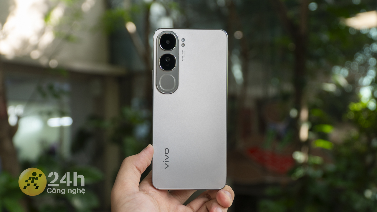 Vivo V40 Lite được thiết kế theo kiểu dáng vuông vức thời thượng. Vivo V40 Lite được thiết kế theo kiểu dáng vuông vức thời thượng.