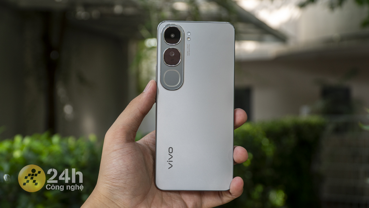 Vivo V40 Lite được thiết kế theo dạng phẳng với bề mặt nhám nhẹ. Vivo V40 Lite được thiết kế theo dạng phẳng với bề mặt nhám nhẹ.