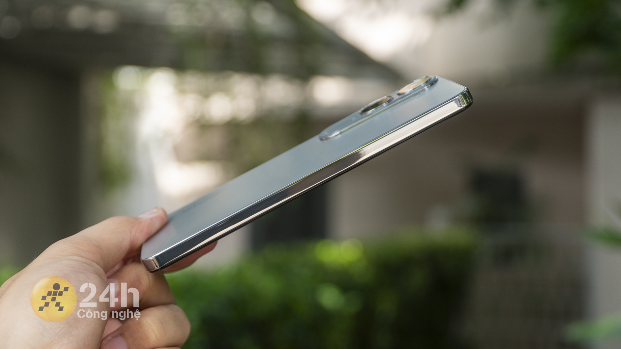 Cạnh viền của Vivo V40 Lite không quá dày nên cho trải nghiệm cầm nắm gọn gàng. Cạnh viền của Vivo V40 Lite không quá dày nên cho trải nghiệm cầm nắm gọn gàng.