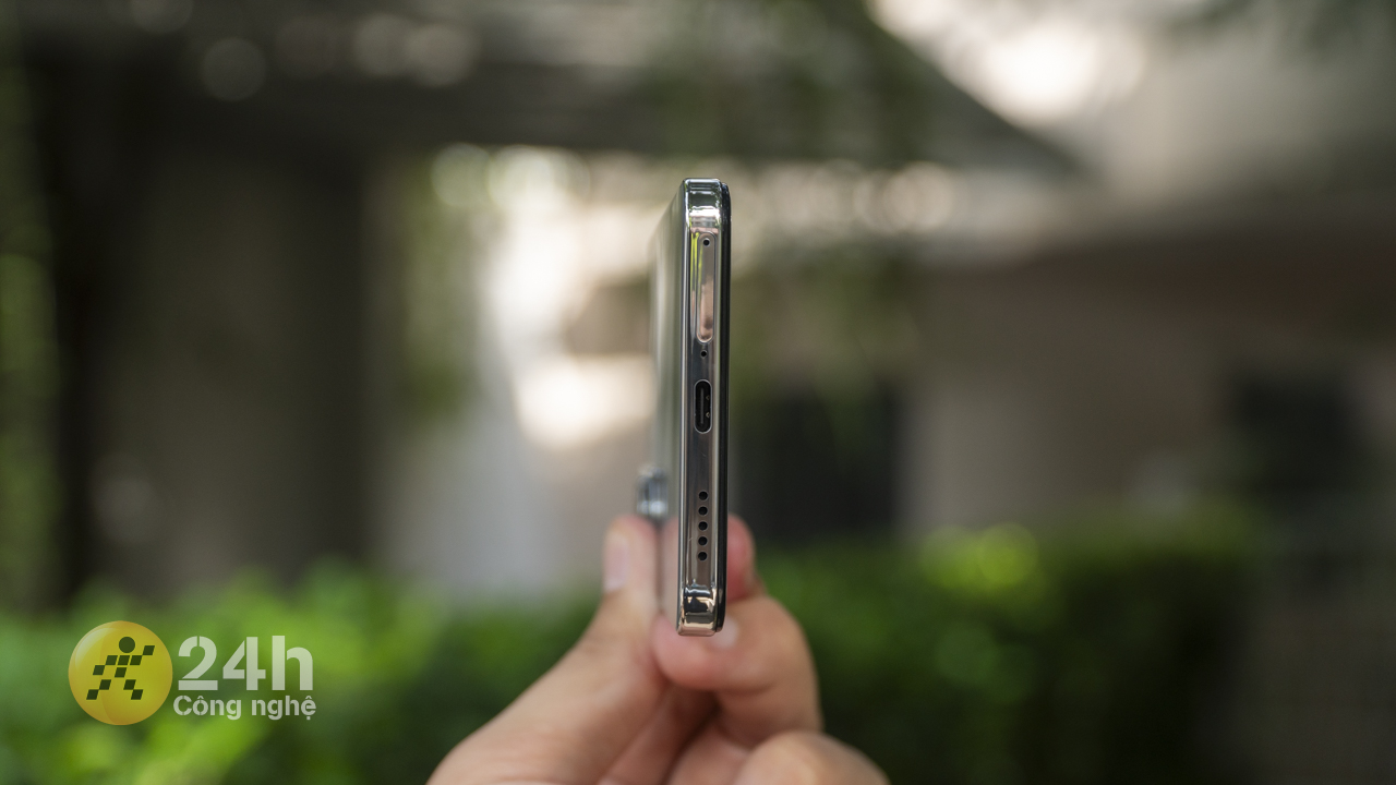 Cạnh đáy Vivo V40 Lite chứa mic, dải loa, khe cắm SIM và cổng sạc USB-C. Cạnh đáy Vivo V40 Lite chứa mic, dải loa, khe cắm SIM và cổng sạc USB-C.