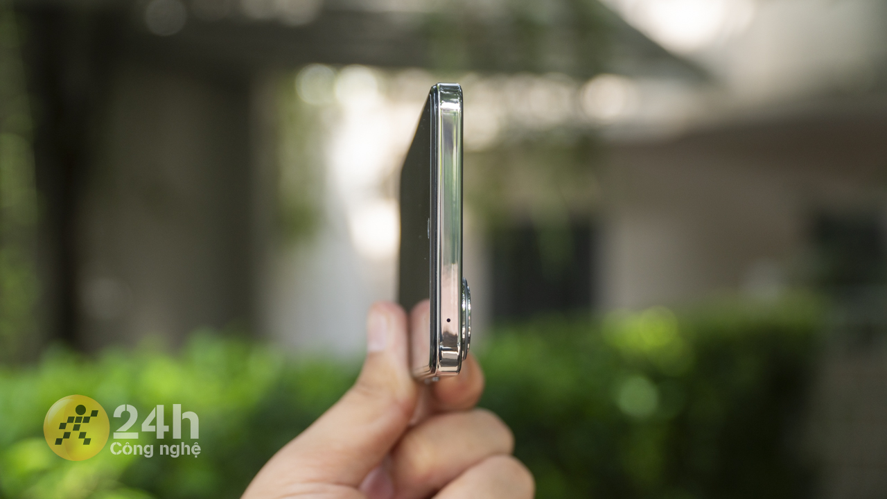 Cạnh trên Vivo V40 Lite đặt mic phụ. Cạnh trên Vivo V40 Lite đặt mic phụ.