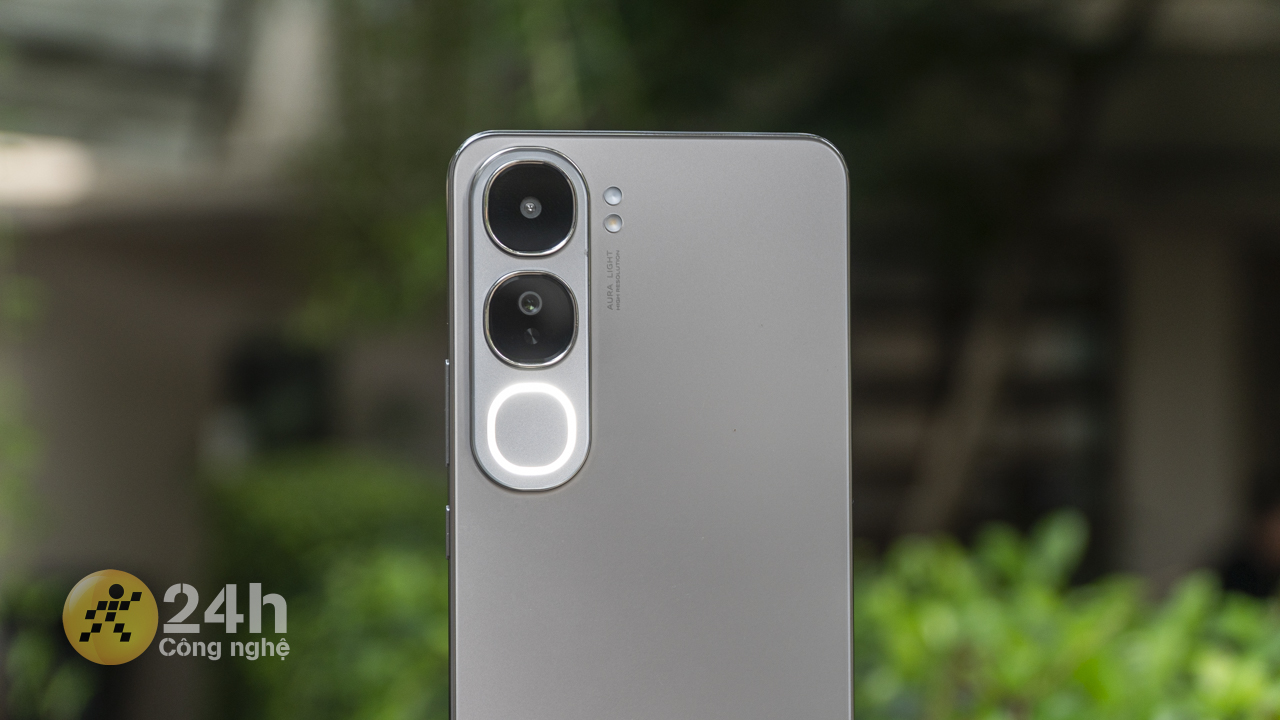 Cụm camera của Vivo V40 Lite được thiết kế theo dạng dọc. Cụm camera của Vivo V40 Lite được thiết kế theo dạng dọc.