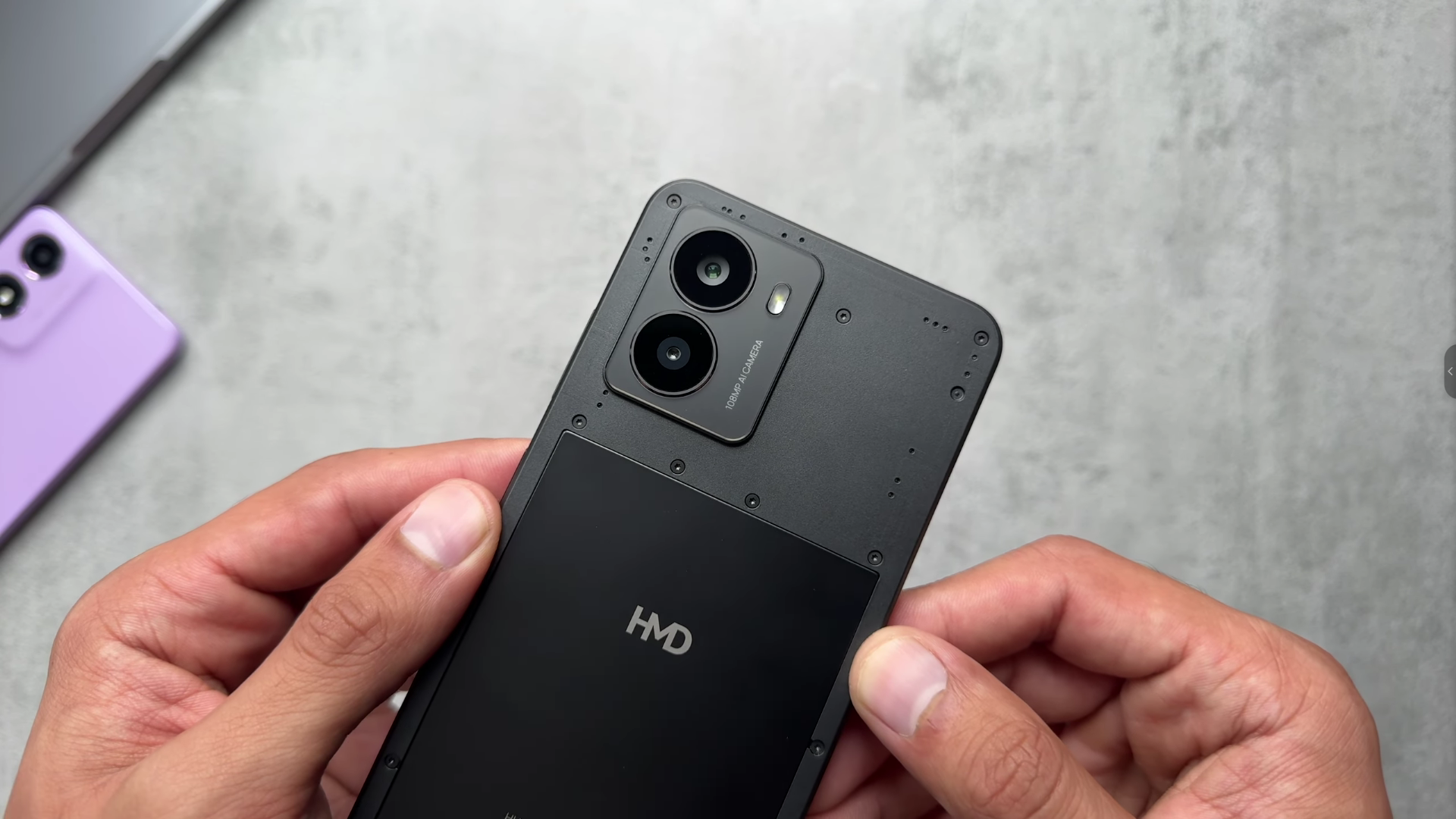 HMD Fusion có thể đẻ người dùng thay thế linh kiện dễ dàng. Nguồn: Typical Tech Lad.