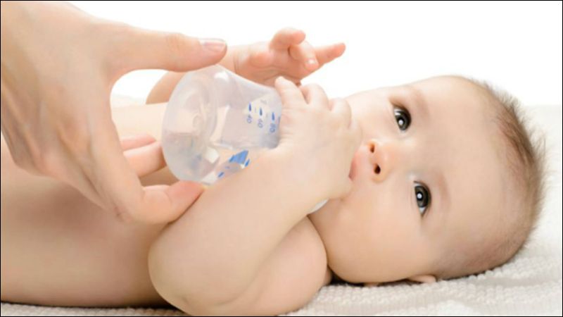 Cho trẻ uống nước theo nhu cầu và không nên ép trẻ uống quá nhiều nước