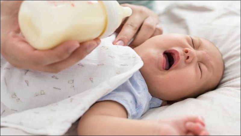 Không nên cho bé uống nước trước bữa ăn vì có thể làm trẻ no và bỏ bú